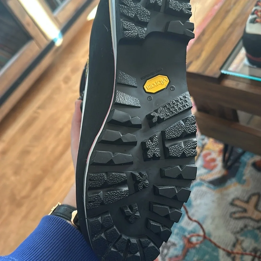 Nepal Cube GTX Mountaineering Boot - Women's 8.5 - Picture 2 of 3